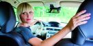 Engatando r&eacute; com o carro andando para a frente?